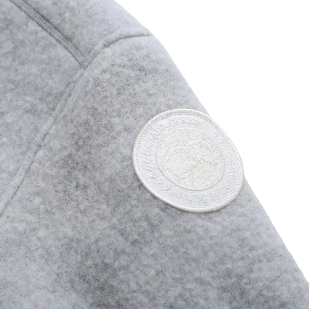 P760 Canada Goose Goose Armband Badge Wool Baseball Jacket (Light Gray) The fabric is made of wool blended fabric. The main fabric of this jacket is light gray wool blended fabric to improve the fabric's wear resistance, wrinkle resistance and warmth. Wool provides good warmth and a natural feel, while blended fibers enhance the fabric's practicality and durability. Rib knit at collar, cuffs and hem for added stretch and fit. The cutting process needs to ensure that the texture and color of the fabric are evenly distributed, especially with this light gray tone, to avoid chromatic aberrations. The stretchability of wool-blend fabrics needs to be taken into consideration when cutting pieces to ensure dimensional stability of the finished garment. Use a sewing needle and thread suitable for wool-blend fabrics to avoid damage to the fabric during sewing. The sewing stitches are even and firm to prevent thread stripping. The temperature needs to be controlled during ironing to avoid high temperature damage to the fabric while keeping the fabric smooth and crisp. The front and back body parts, sleeves and other main parts are spliced ​​with flat seams to ensure a smooth pattern, and the splicing points are aligned with the fabric texture to keep the appearance neat. Details such as pockets and cuffs are designed with inset pockets to increase practicality and aesthetics. The splicing areas are reinforced to improve durability. The white circular armband on the left arm is an important part of the brand identity and is finely sewn to ensure it is strong and flat. Size:S-M-L-XL